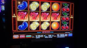 Antarmuka permainan Lucky Neko dengan kontrol taruhan yang intuitif